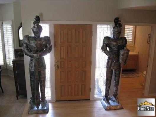 knights-guarding-the-door-lacurbed