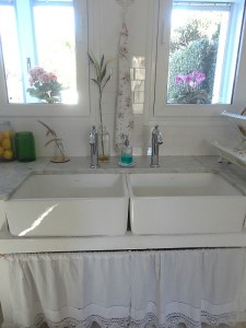 Silvina's kitchen-double farm sinks vert