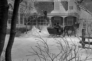 Linda Mason pulling up to Holiday Inn in carriage