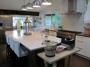 Julias-black-and-white-kitchen-2