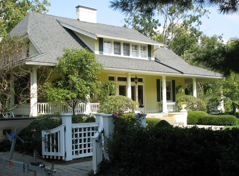 bungalow with gate and fence