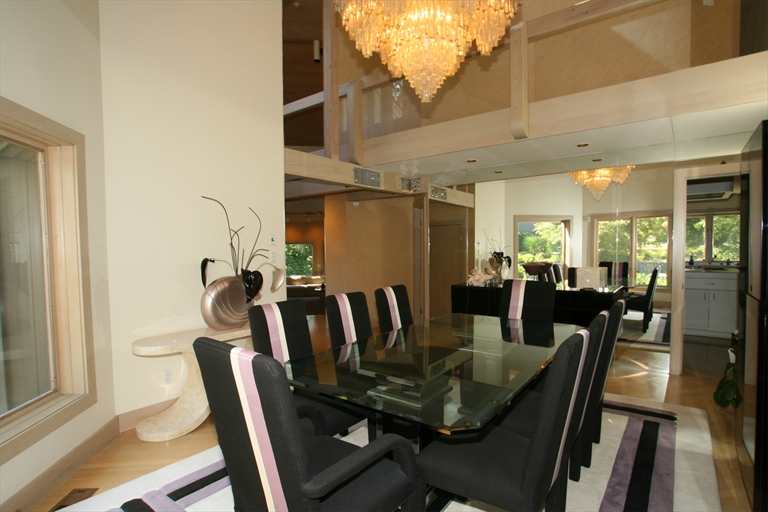 Stuck in the '80s How Would You Update This House? Hooked on Houses