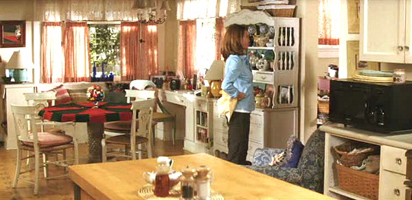 Diane Lane's bungalow kitchen Must Love Dogs