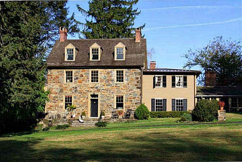 front exterior of the old stone farmhouse featured in Marley and Me movie