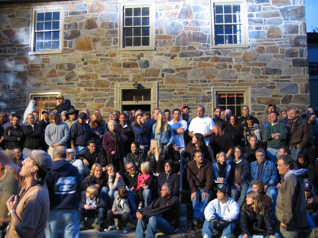 cast and crew post in front of the old stone farmhouse from Marley and Me movie