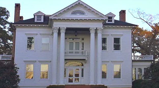 front exterior Black River Plantation with pillars in The Notebook movie