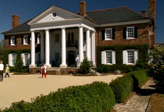 tourists visiting Boone Hall Plantation seen in The Notebook movie