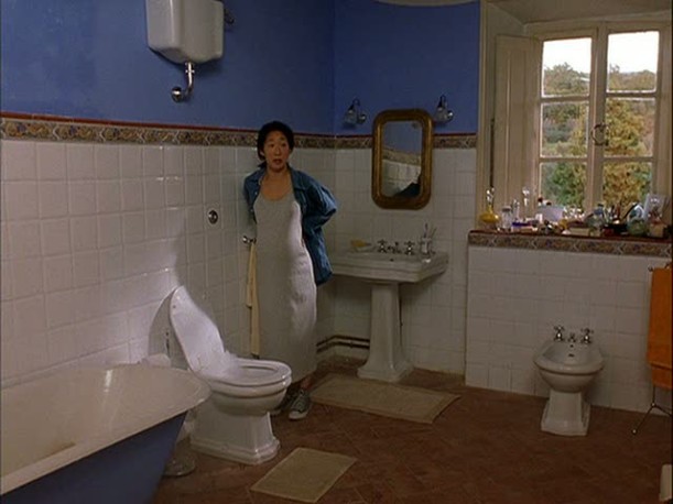 Sandra Oh in bathroom