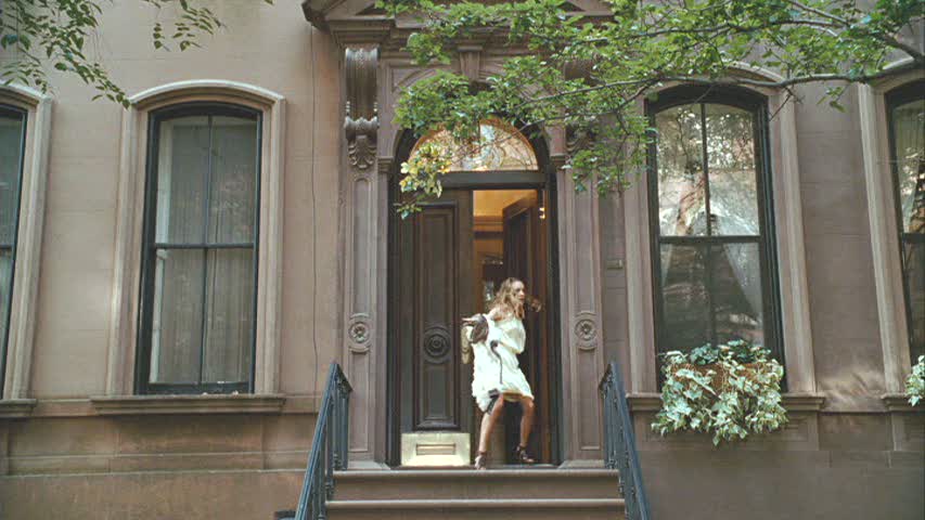 Carrie Bradshaw leaving her apartment