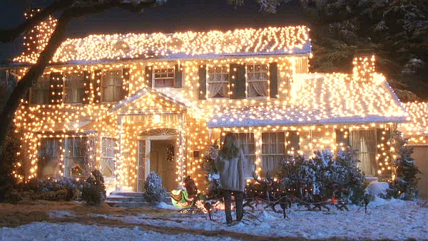 Why Does Clark Griswold Wait So Long to Put Up Christmas Lights In 'Christmas  Vacation'?