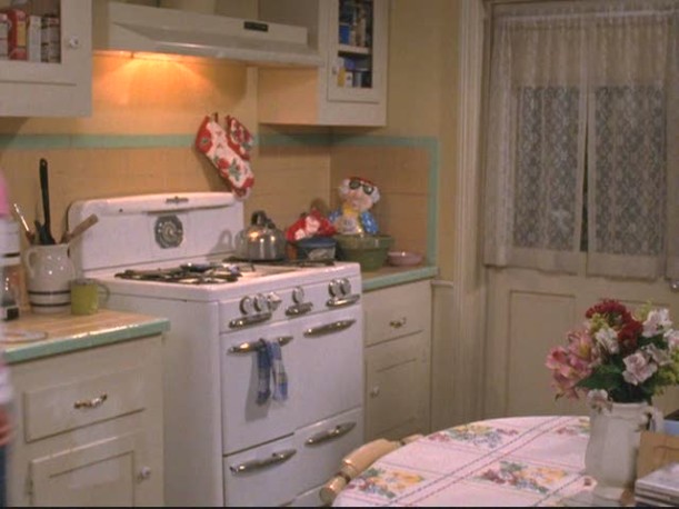 Lorelai\'s vintage stove in her kitchen