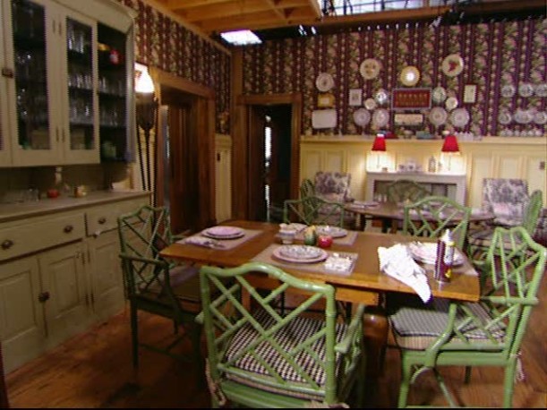 Tour-Dragonfly Inn dining rm set