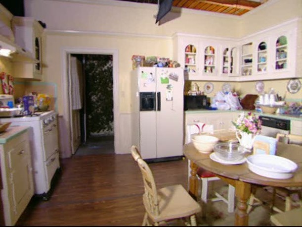 Tour-Lorelai's kitchen set