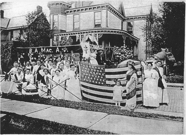 Victorian house in 1912-parade