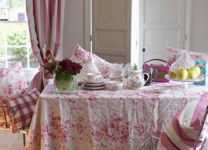 Cabbage and Roses-pink table