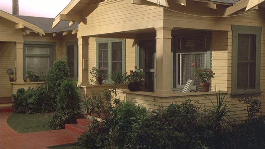 The Charming Bungalow Court in Swing Shift  The secret book, Goldie  hawn, The truman show