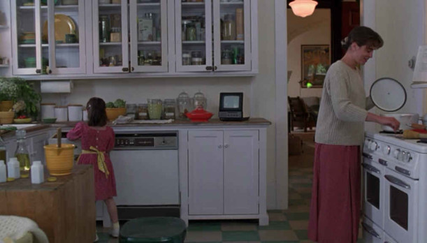 screenshot of the kitchen in The Hand That Rocks the Cradle movie