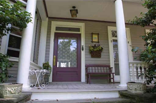 front door on porch of Stepmom movie house