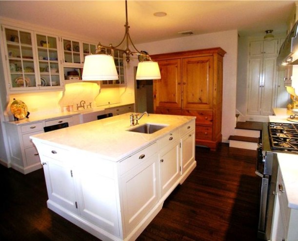 A kitchen with an island in the middle of a room