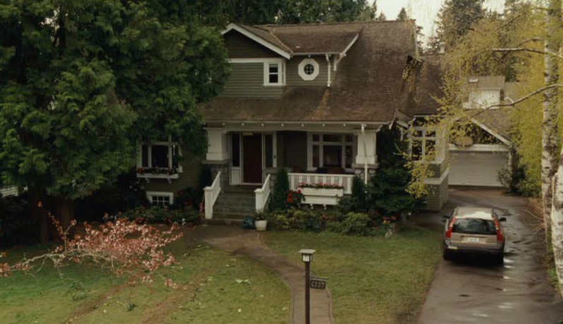 front exterior of bungalow with front porch from I Love You Beth Cooper movie