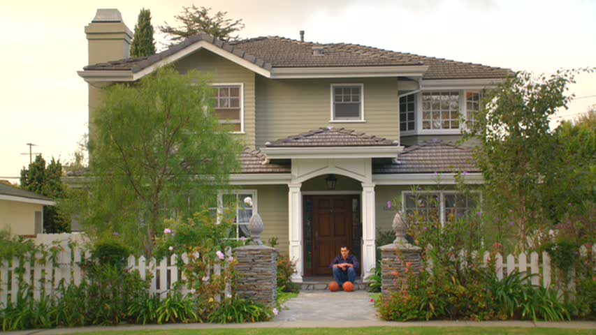 Modern Family Three Funny Families And Their Three Fab Houses phil-dunphy-modern-family-house-layout-phil-and-claire-dunphy-s