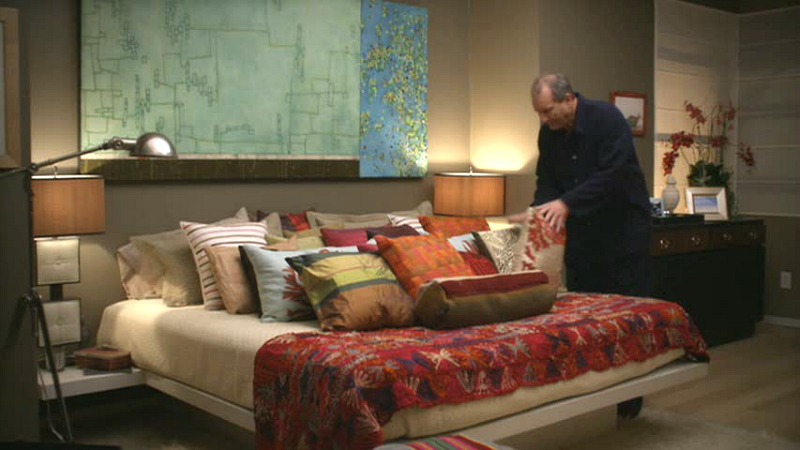 Jay and Gloria's bedroom on TV show Modern Family