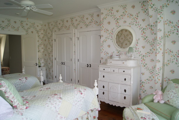 girl\'s bedroom with floral wallpaper