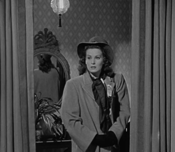 Maureen O\'Hara in the apartment entry way 