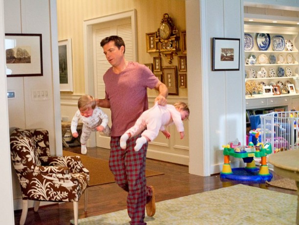 Jason Bateman carrying two babies in The Change Up movie