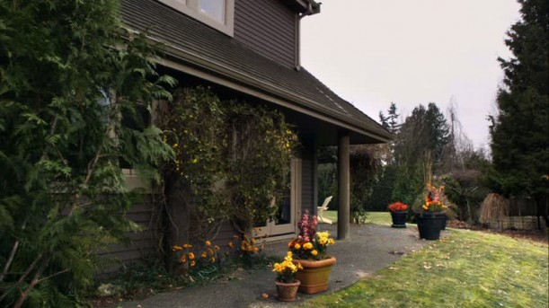 front exterior of Spencer\'s house on Pretty Little Liars