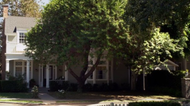 front exterior of Emily\'s house on Pretty Little Liars