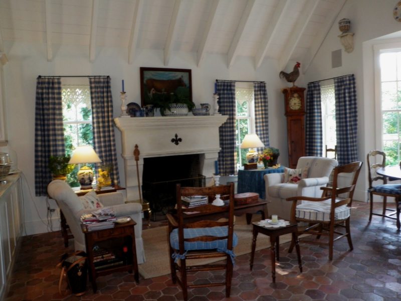 A living room filled with furniture and a fire place