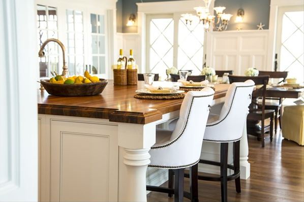 A kitchen with a dining room table