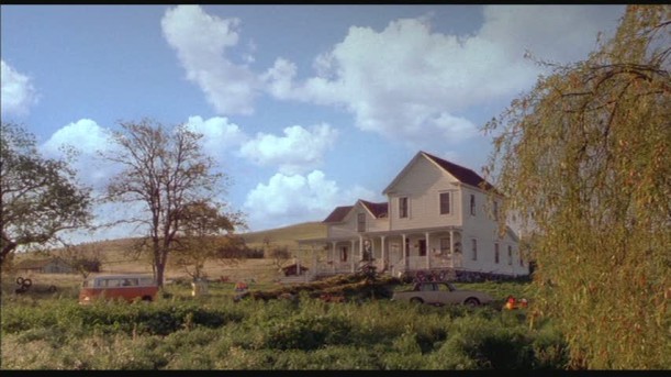 front exterior of white farmhouse in Cheaper by the Dozen movie