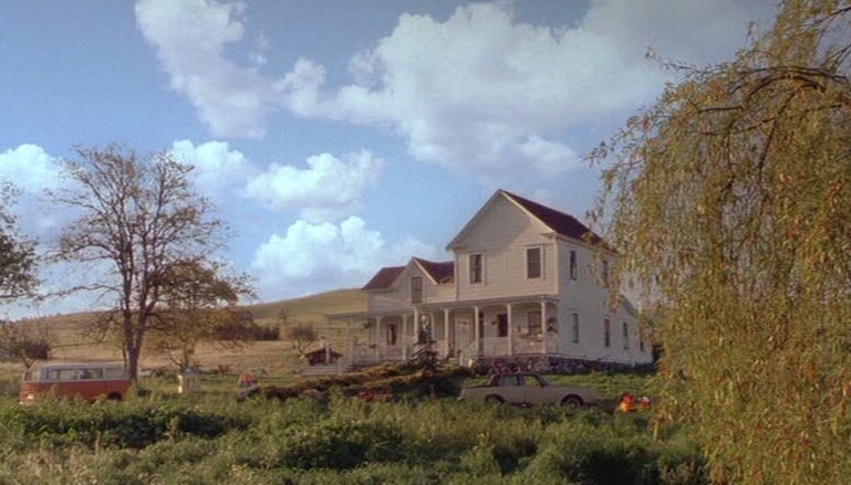 front exterior of white farmhouse in Cheaper by the Dozen movie