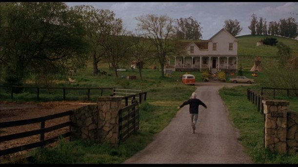 Steve Martin running down the lane in front of farmhouse in Cheaper by the Dozen