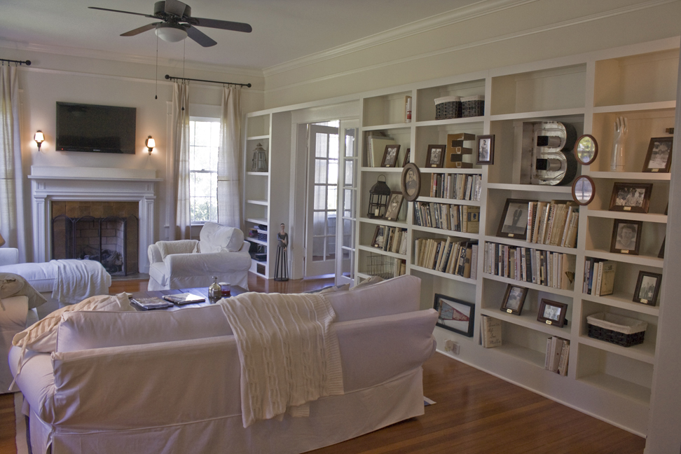 A living room filled with furniture and bookshelves