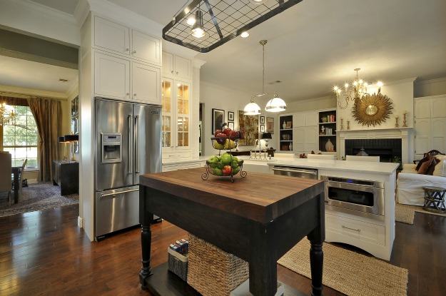 A kitchen with an island in the middle of a room