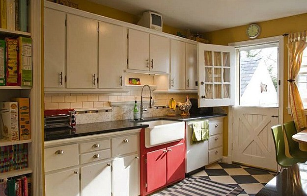 A kitchen with farmhouse sink