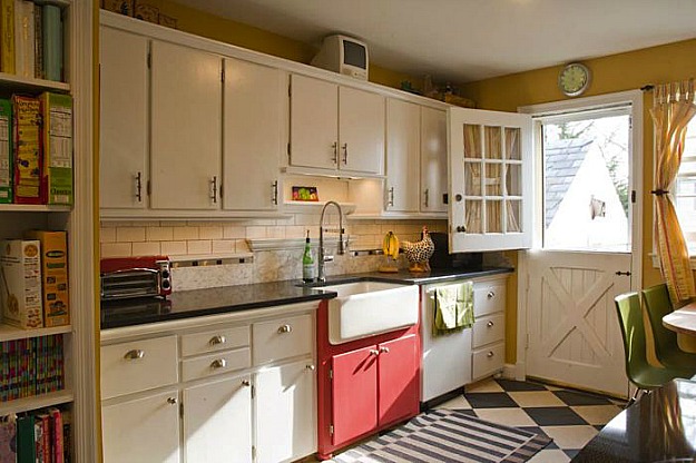 A kitchen with farmhouse sink