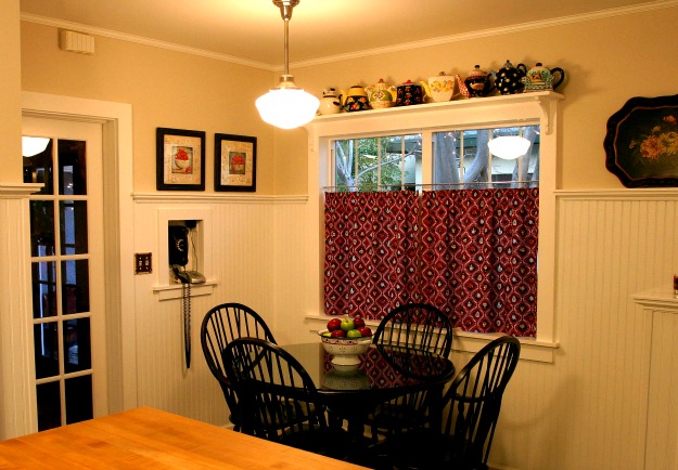 A kitchen with a dining room table