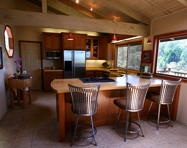 A kitchen with a dining room table