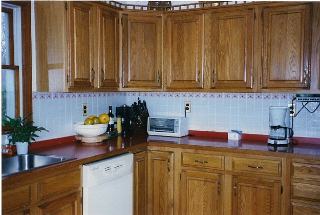 dated kitchen with oak cabinets before makeover