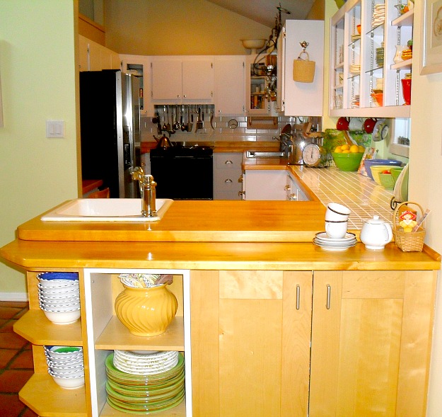 A kitchen with white cabinets