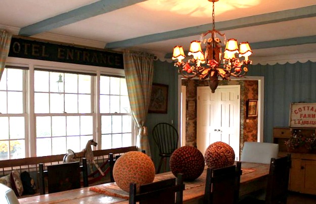 dining room decorated for fall