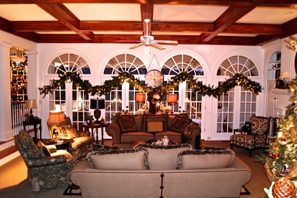 living room with windows like the one in Columbia Inn on White Christmas