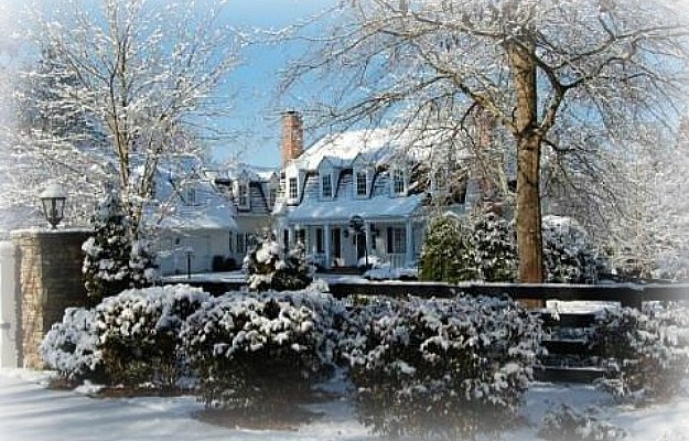 exterior of house inspired by the movie White Christmas