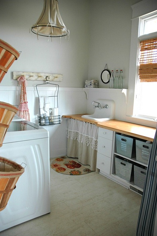 laundry room with skirted sink