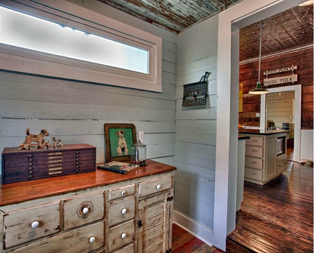 Living Vintage mudroom off kitchen