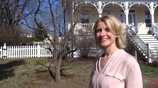 Elizabeth Gilbert in front of Italianate Victorian in NJ